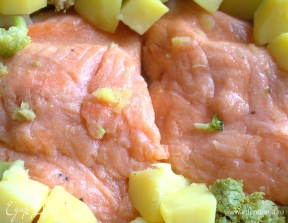 Лосося на кожице без костей поместить в центре керамической формы.