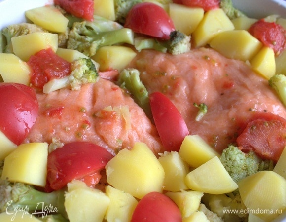 По краям — проваренные овощи и нарезанные томаты свежие.