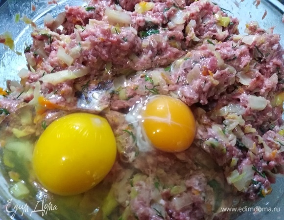 Вбить яйца. Перемешать и выбить фарш.