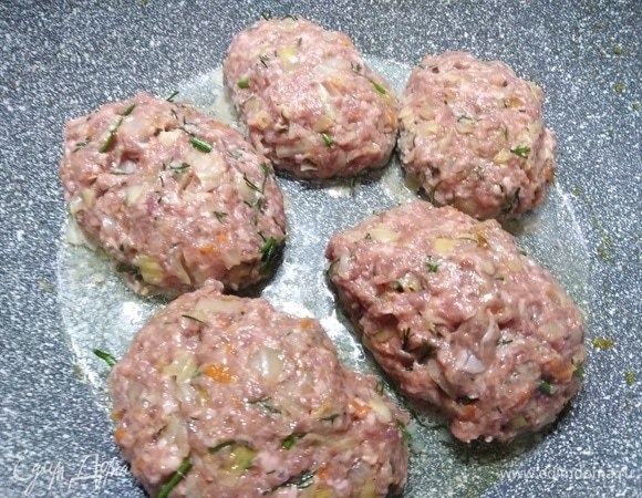 Сформировать котлеты. Выложить на сковороду с разогретым растительным маслом.