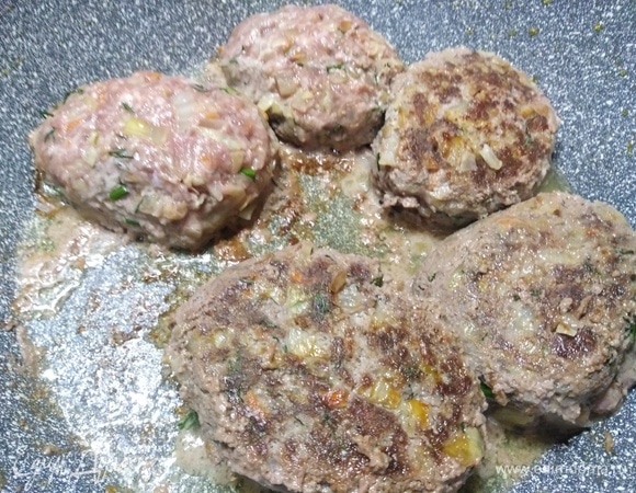 Жарить, как обычные котлеты, с двух сторон.