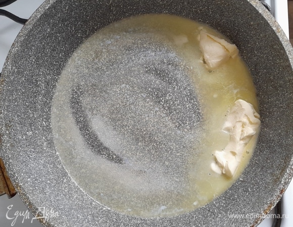 Сначала нужно приготовить хрустящую карамель. Растопить на сковороде сливочное масло.