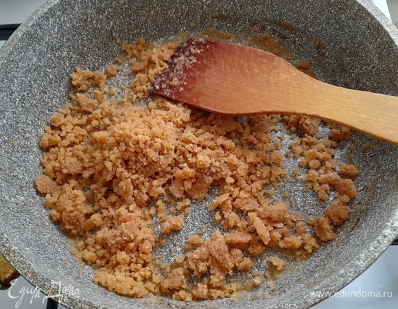 Продолжать нагревать карамель до изменения цвета. Выложить карамель из сковороды и остудить до комнатной температуры.