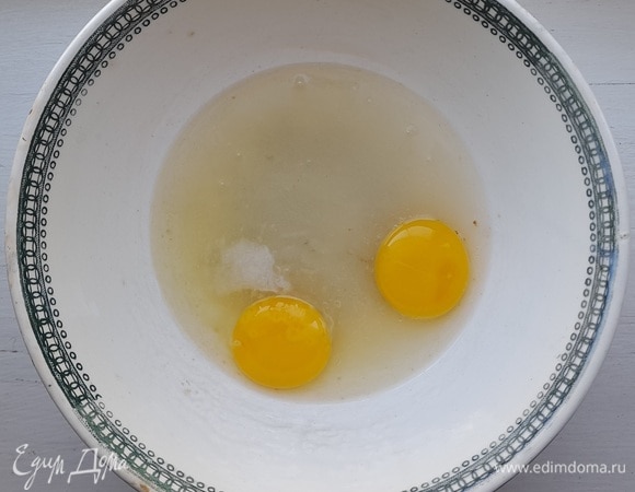 Для теста соединить сахар, яйца, соль, ванилин. Взбить до однородности.