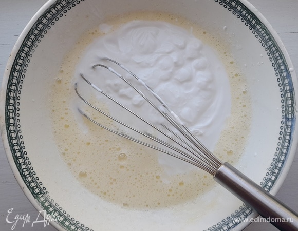 В яичную массу добавить сметану, перемешать.