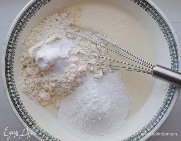 Всыпать оба вида муки и соду, перемешать до однородного состояния.