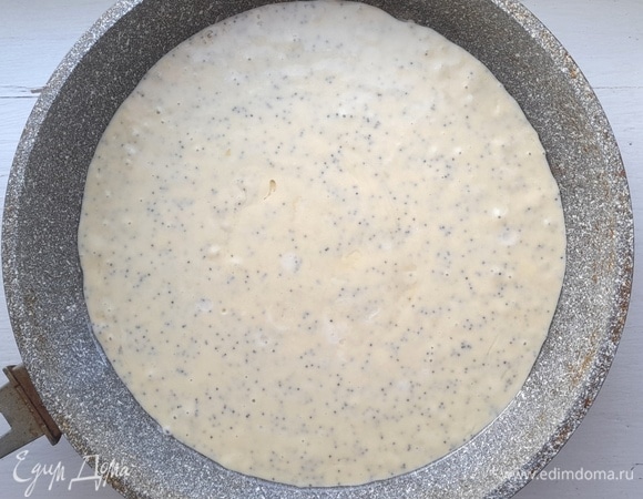 Форму (у меня диаметром 24 см) для выпечки смазать растительным маслом, вылить тесто.