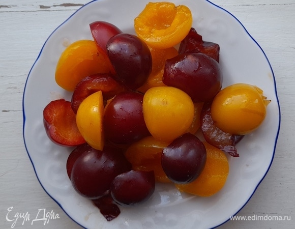 Алычу (у меня желтая и красная) вымыть, обсушить. Разделить плоды пополам и вынуть косточки.