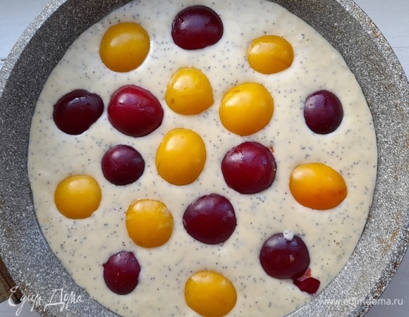 Половинки алычи выложить в форму на тесто срезом вниз.