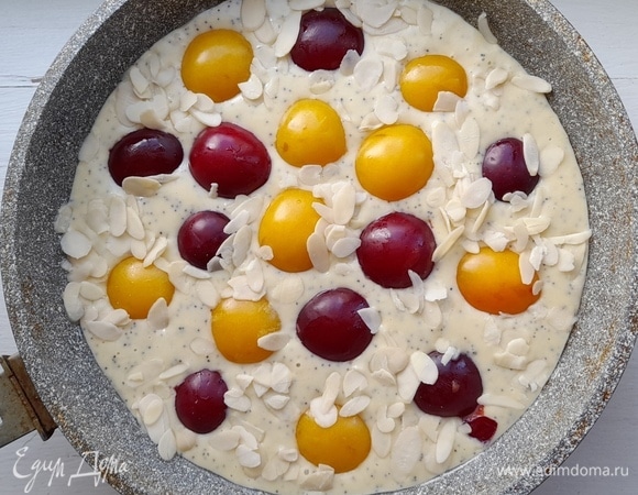 Посыпать половиной миндальных лепестков.