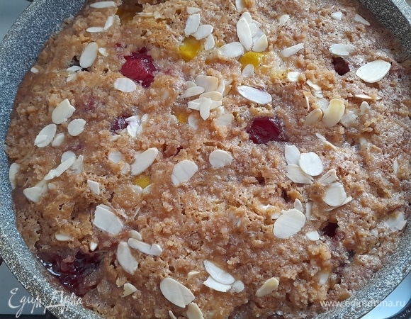 Форму с готовым пирогом достать из духовки. Силиконовой лопаткой провести между стенками формы и краем пирога, немного поддевая и дно пирога. Дать выпечке немного остыть в форме, затем аккуратно достать и выложить на решетку для остывания.