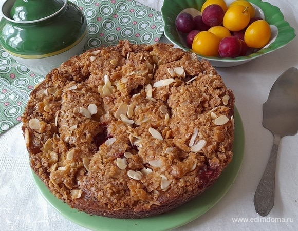 Выложить пирог на плоское блюдо и подать к столу.