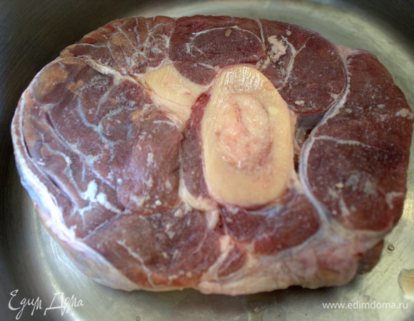 Мясо залить холодной водой и поставить вариться. У меня мясо на косточке из морозилки, варилось около 2 часов.