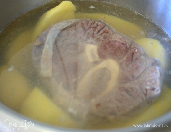 Для удобства поместила в бульон половинки картофеля вариться.