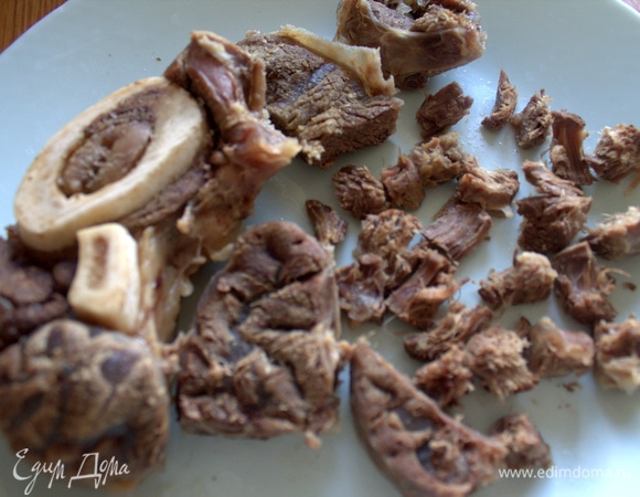 Готовое мясо отделить от кости.