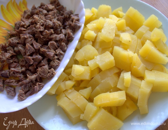 Картофель вынуть раньше и нарезать.