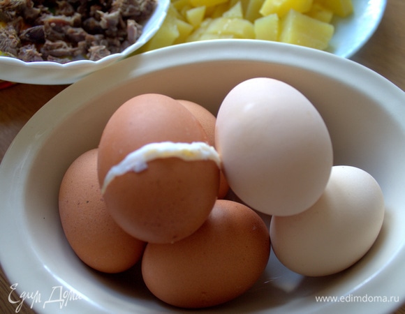 Яйца отварить вкрутую.