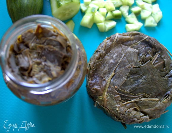 Щавель заготавливаем двумя способами: заморозка порциями или консервируем в маленьких баночках. Берем две баночки по 180 г на кастрюлю.