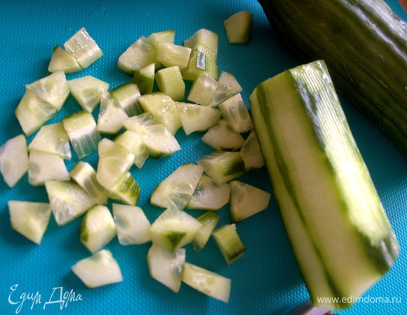 Огурец нарезать или натереть крупно.