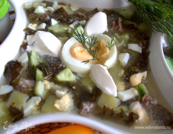 В тарелку добавить яйцо и сметану.