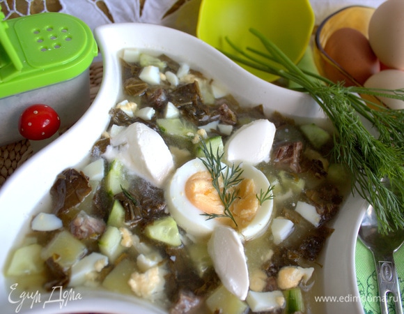 Посыпать зеленью.