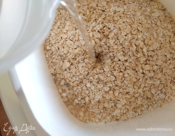 Делаем овсяное молоко. Заливаем кипяченой водой на сутки хлопья, которые по инструкции нужно варить 7–10 минут. Оставляем на столе.