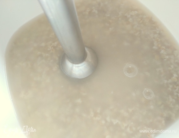 Взбиваем вместе с хлопьями и водой.