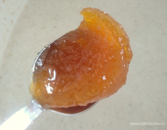 Отливаем порцию (кружку), добавляем персиковый джем.