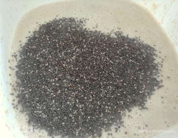 Добавить семена чиа, размешать или взбить вместе с джемом.