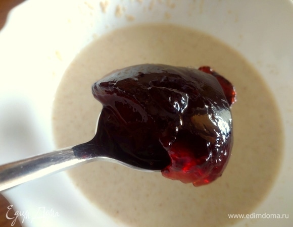 Для второго варианта отливаем снова порцию овсяного молока, добавляем сливовый джем.