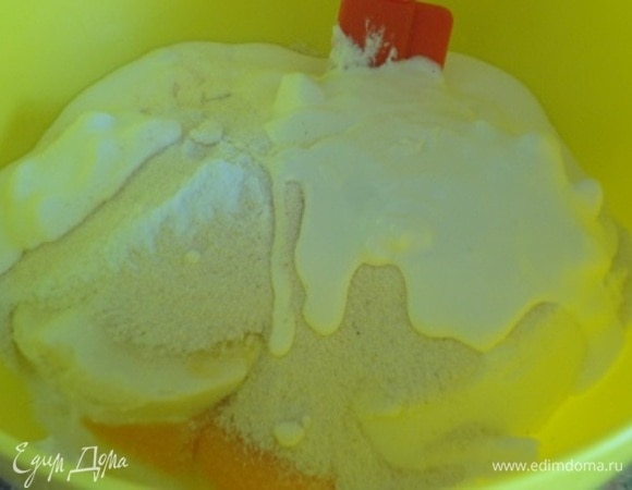 Включить духовку на 180°C. Желтки отделить от белков и добавить их к рикотте. Сюда же всыпать сахар, ванильный сахар, манную крупу, добавить сметану. Все перемешать.