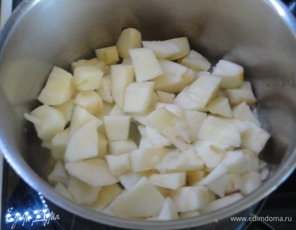 Яблоки (указываю чистый вес, без кожицы и семян) нарезать кубиками и со сливочным маслом потушить в сотейнике до мягкости.
