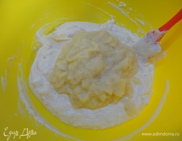 Яблоки слегка остудить, пюрировать погружным блендером и добавить к творожной массе.