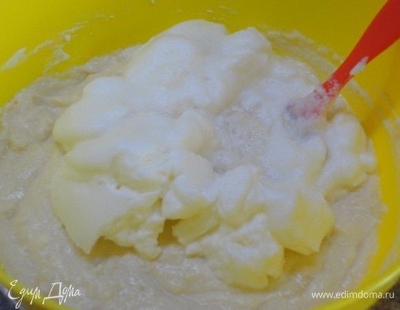 Белки взбить в крупкую пену, выложить к основной массе, осторожно все соединить и выложить в форму (диаметр — 20 см), смазанную маслом и посыпанную мукой. Запекать 55–60 минут. Готовую запеканку оставить в выключенной духовке еще на 10 минут. Затем полностью остудить.