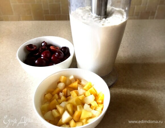 Далее взбейте сливки до густоты. Нарежьте небольшими кубиками персики (предварительно очистив их от кожуры), разделите на половинки черешню (предварительно освободив ягоды от косточек). Соедините сливки и банановую массу, разделите полученную смесь пополам. В одну добавьте персики, в другую — кусочки черешни.