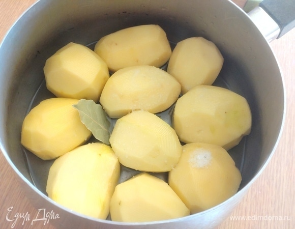 Очищенный картофель сварить с солью и лавровым листом.