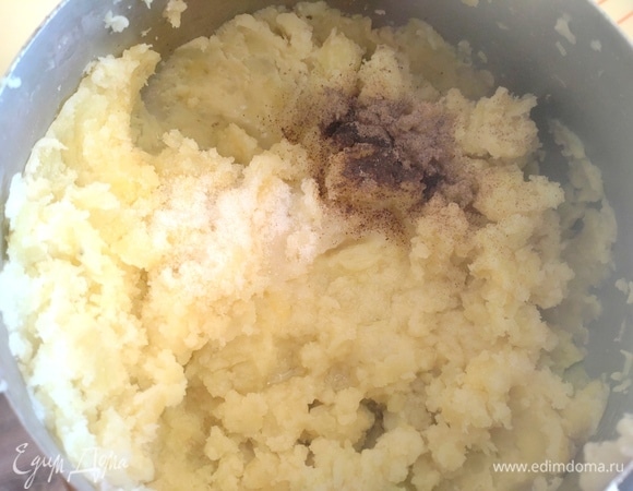 Растолочь, поперчить, посолить, если нужно.