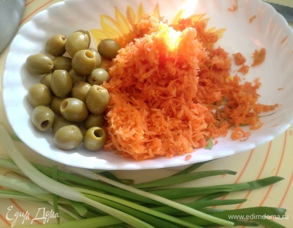 Морковь вареную натереть.