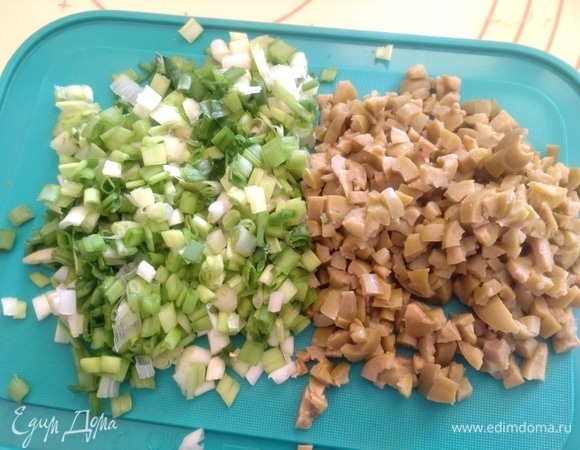 Лук и оливки измельчить.