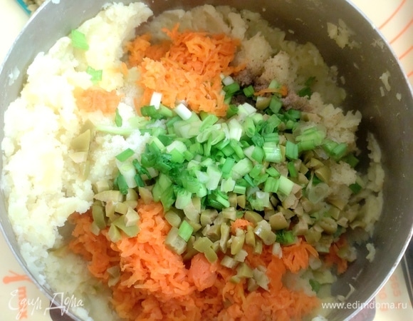 Смешать пюре с добавками и маслом.