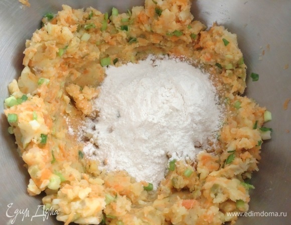 Смешать с мукой.