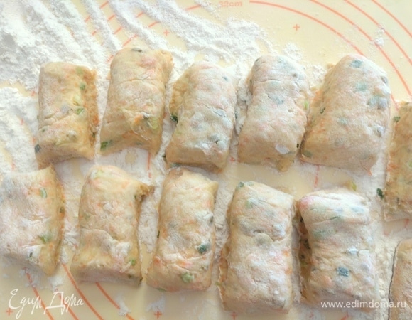 Перенести на доску с мукой, скатать в колбаску, поделить на части.