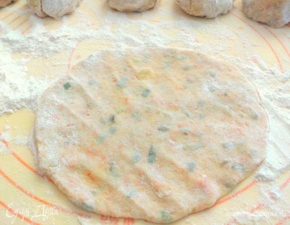 Каждую скатать в шар и размять руками или скалкой на муке.