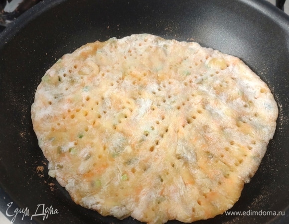 Раскалить сковороду 22 см диаметром.