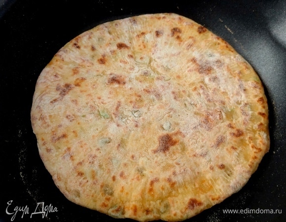 Перенести лепешку, обжарить всухую с двух сторон. И так остальные.