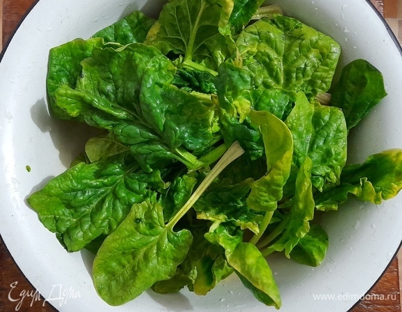Пока тесто подходит, приготовить начинку. Шпинат вымыть, обсушить. Измельчить в процессоре.