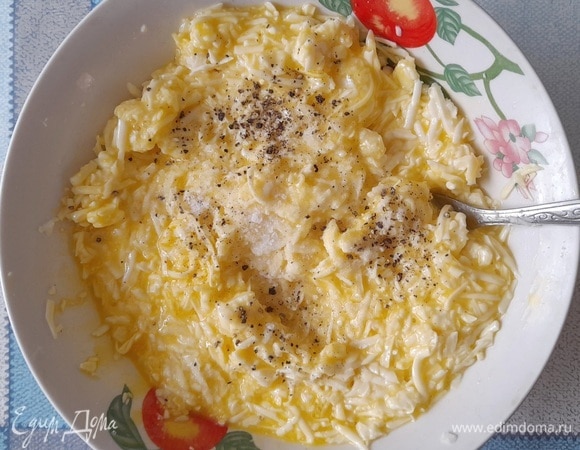 Сырную массу посолить и поперчить.