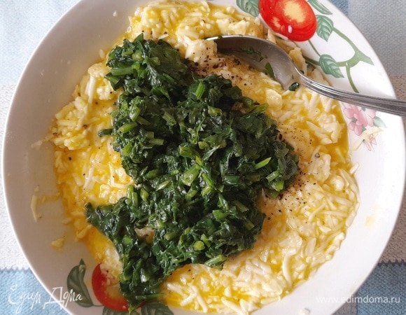 Добавить в сырную массу измельченный шпинат, перемешать.