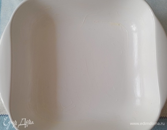 Форму для выпечки смазать половиной холодного сливочного масла.