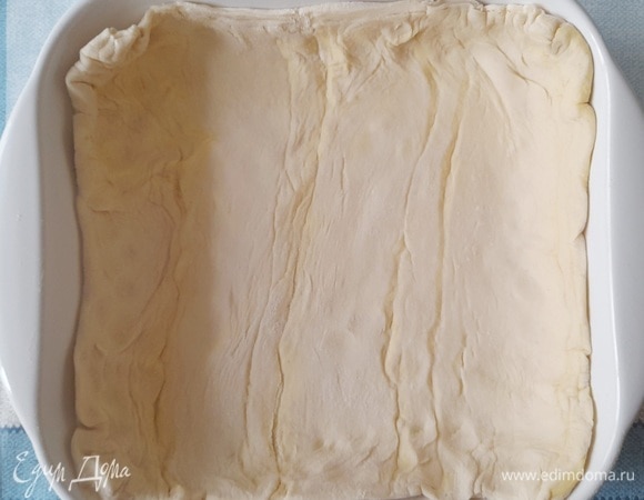 В форму выложить пласт теста, формируя бортики.